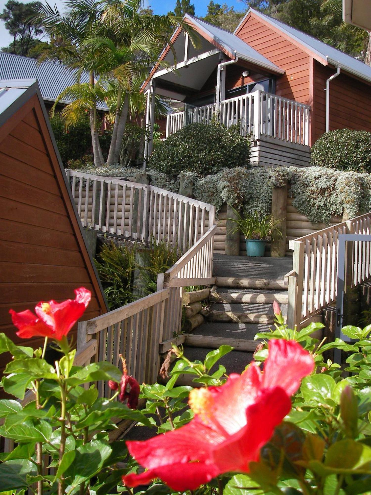 Motel Bay Cabinz